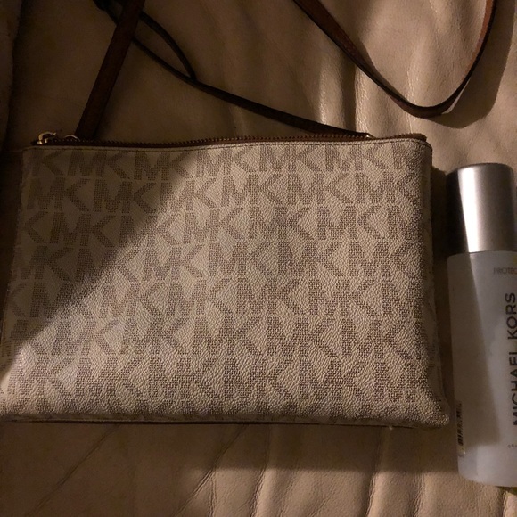 Michael Kors crossbody bag. - Picture 2 of 6
